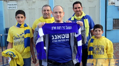 אוהד רמה&qout;ש בין אוהדי מכבי ת&qout;א (יניב גונן) אוהד רמה&qout;ש בין אוהדי מכבי ת&qout;א (יניב גונן)