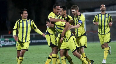 שחקני מכבי מברכים את מיכה (חגי ניזרי)