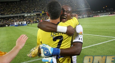 וינסנט אניימה חוגג עם זהבי. חיבוק פרידה (חגי ניזרי)