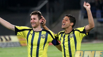 ייני חוגג עם מיכה. למשקוף ופנימה  (חגי ניזרי)