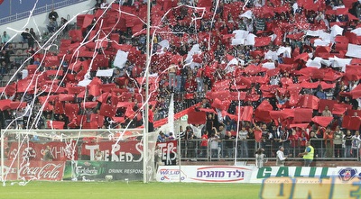 אוהדי סכנין בתצוגת עידוד (עמית מצפה)