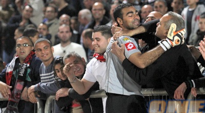 קנדיל חוגג עם האוהדים (עמית מצפה)