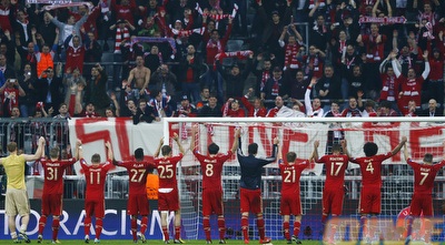 שחקני באיירן מינכן חוגגים על חשבון בארסה (רויטרס)