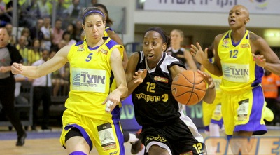 הייטאוור מובילה כדור מול נועה גנור (יניב גונן)