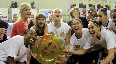 שחקניות רמלה עם הצלחת (יניב גונן)