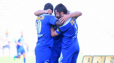 שחקני מכבי פ&qout;ת חוגגים (משה חרמון)