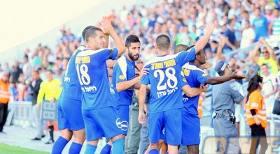 שחקני מכבי פ&qout;ת חוגגים את השני (משה חרמון)