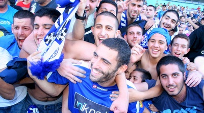 אוהדי מכבי פ&qout;ת חוגגים עם גולן (משה חרמון)