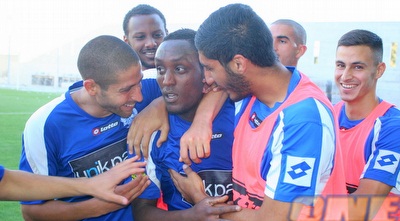 שחקני מכבי פ&qout;ת חוגגים עם פרדה (משה חרמון)