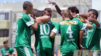 שחקני מכבי חיפה חוגגים עם ריאן (יניב גונן)