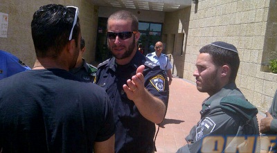 שוטרים מחוץ לפורום שבתרבות ספורט (גיא בן זיו) שוטרים מחוץ לפורום שבתרבות ספורט (גיא בן זיו)