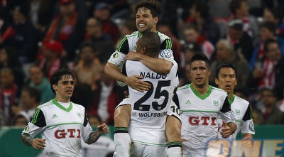 דייגו חוגג עם חבריו בוולפסבורג (רויטרס) דייגו חוגג עם חבריו בוולפסבורג (רויטרס)