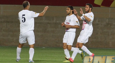 גיא דיין חוגג עם מישאלוף וקדוסי. כמעט חצי מגרש (עמית מצפה)