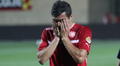 קרלוס צ´קנה בוכה בסיום המשחק (עמית מצפה)