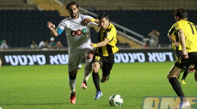 דג´אני מנסה לעצור את ריקן. קשר בית&qout;ר כמעט מצא את שער השוויון (יוסי ציפקיס)