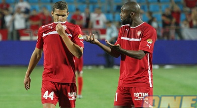 ואוננגה וחיימוביץ´ יורדים לחדרי ההלבשה (עמית מצפה)