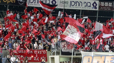 אוהדי הפועל ת&qout;א. 4,000 בלבד הגיעו לבלומפילד (יוסי ציפקיס)