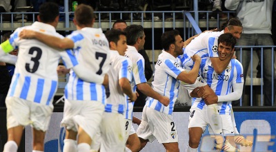 שחקני מלאגה חוגגים עם רוקה סנטה קרוס (רויטרס)