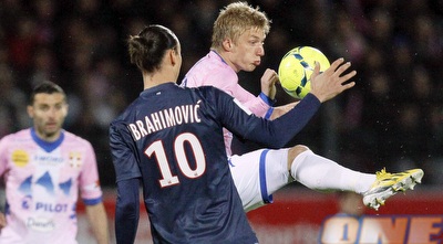 זלאטן איברהימוביץ´ מנסה לחטוף לדניאל ואס (רויטרס)