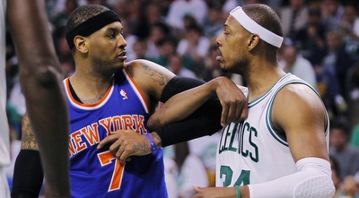 פירס וכרמלו מתעמתים. הסלטיקס בחיים (רויטרס) פירס וכרמלו מתעמתים. הסלטיקס בחיים (רויטרס)