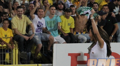 אוהדי חיפה מול היציע של מכבי ת&qout;א (עמית מצפה)