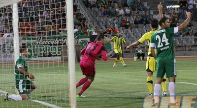 שאראנוב עם הכדור אחרי נגיעת היד (עמית מצפה)