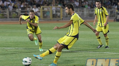 גונסאלו גארסיה בועט מהנקודה הלבנה (עמית מצפה)