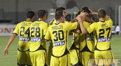 ומקבל חיבוקים מחבריו (עמית מצפה)