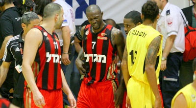 וסובל מכאבים (משה חרמון)