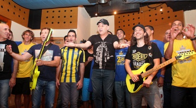 זאב נחמה עם שחקני מכבי ת&qout;א. אתניקס תגיע לכיכר (יוסי ציפקיס)