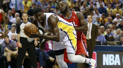 היברט מול ג´ונסון. משחק טוב לסנטר (רויטרס) היברט מול ג´ונסון. משחק טוב לסנטר (רויטרס)