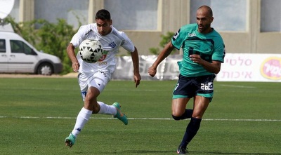אלמוג בוזגלו (שמאל). כבש את השער הראשון (יוסי ציפקיס)