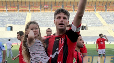 שי אהרון והילדה מאושרים (יניב גונן)