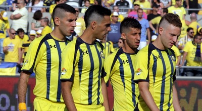 שחקני מכבי גלוחים בצד ימין (יניב גונן)