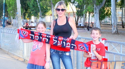 אוהדי הפועל חיפה מחוץ לקריית אליעזר (משה חרמון)