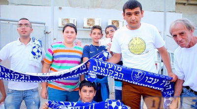 אוהדי הפועל עכו מחוץ לקריית אליעזר (משה חרמון)