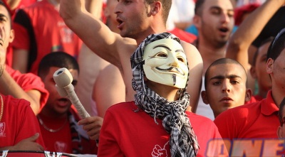 אוהד סכנין עם מסכת גאי פוקס (עמית מצפה)