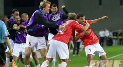 גביש, ושחקני הספסל קופצים על נסאר (יוסי ציפקיס)