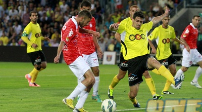 גבאי מנסה לבעוט, אך זה היה מאוחר מדי (יוסי ציפקיס)