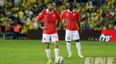 דובב גבאי ליד הכדור, רגע לפני שהוא סובב אותו באומנות לשער (יוסי ציפקיס)