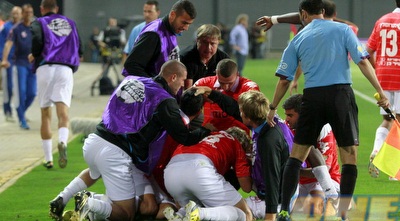 אלישע מרים את שחקני ב&qout;ש חזרה למגרש (יוסי ציפקיס)