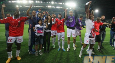 שחקני ב&qout;ש חוגגים (יוסי ציפקיס)