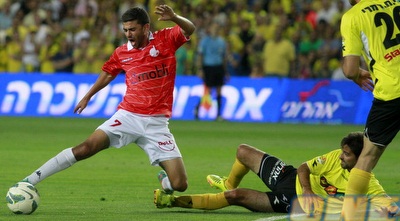 פיניירו מכשיל את סיראז´ נסאר במה שהוביל לכדור החופשי (יוסי ציפקיס)