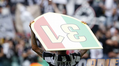 וידאל והשלטים עם המספר 31 (רויטרס) וידאל והשלטים עם המספר 31 (רויטרס)