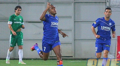 אפרים טקה מודה ל-400 האוהדים (משה חרמון)