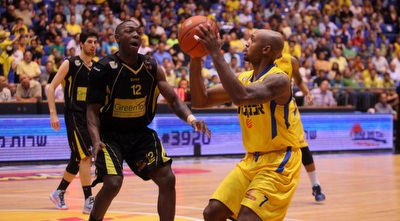 היקמן מול בראדלי. הגנה חזקה של מכבי (יוסי ציפקיס)