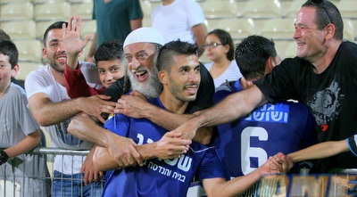 משה אבוטבול מקבל אהבה מהקהל (משה חרמון)