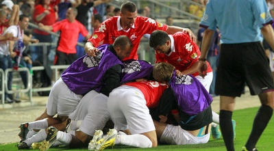 ערימת ילדים. שחקני ב&qout;ש בטירוף (יוסי ציפקיס)