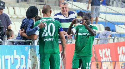 ימפולסקי מצלם אוהד עם קטן (משה חרמון)