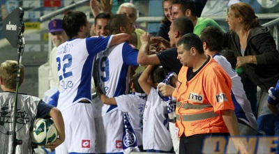 אבוחצירא חוגג עם האוהדים (יוסי ציפקיס)